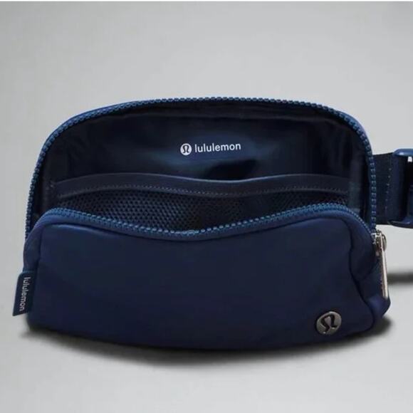 Lululemon Everywhere Crossbody Belt Bag 1L - Navy Blue - Picture 4 of 4